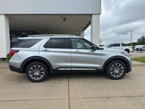 Used 2025 Ford Explorer Platinum AWD/4WD image 11