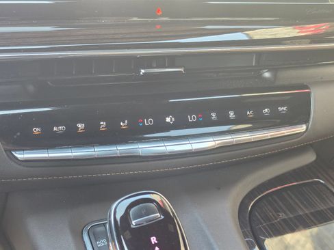 Used 2023 Cadillac Escalade Premium Luxury AWD/4WD image 17