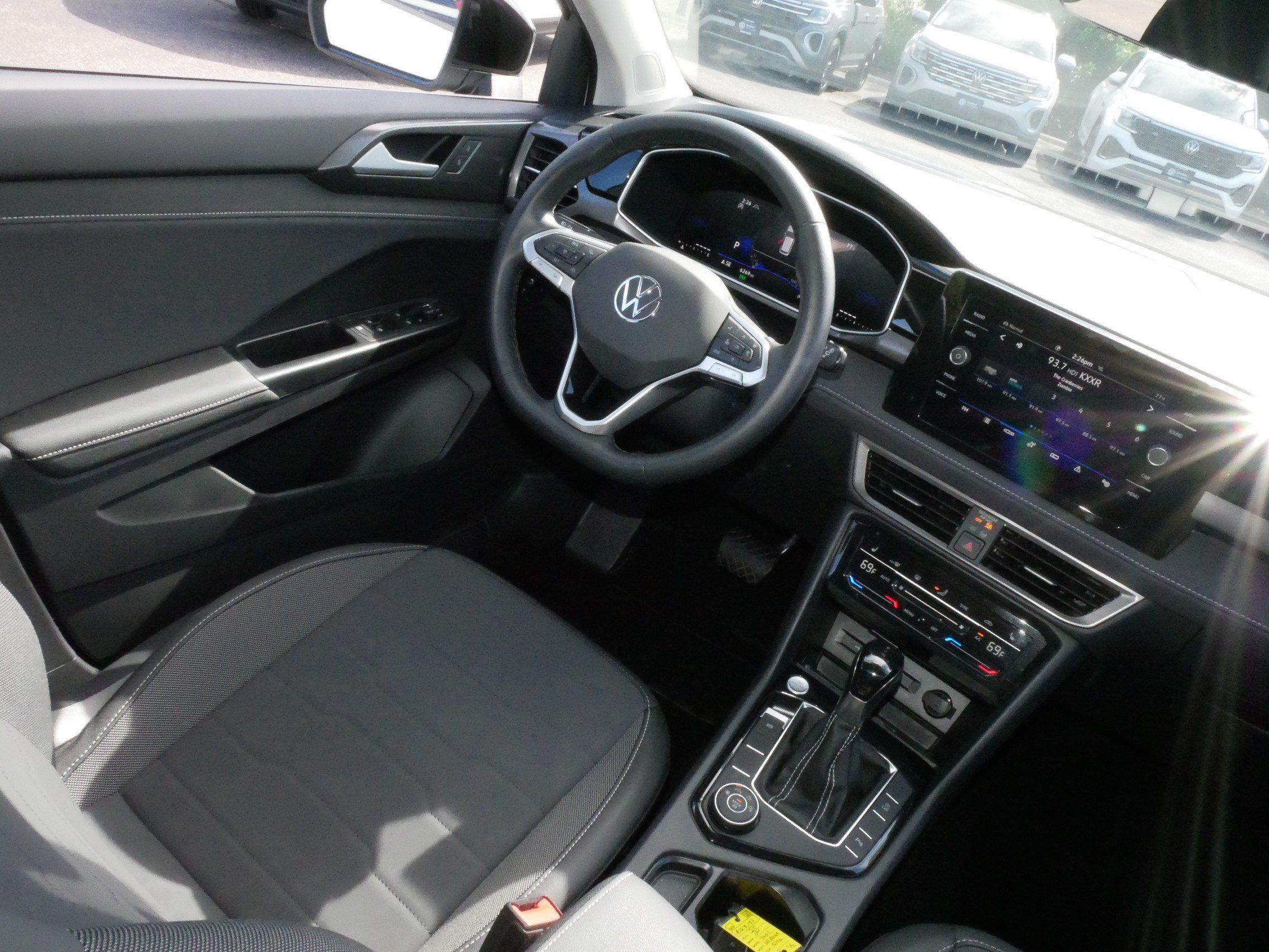 Certified 2025 Volkswagen Taos SE AWD/4WD image 9