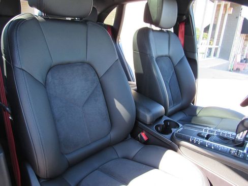 Used 2018 Porsche Macan AWD/4WD image 27