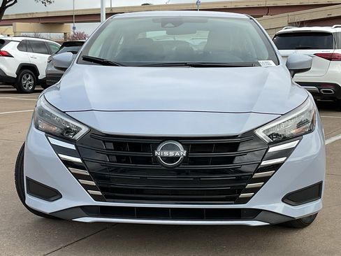 Used 2025 Nissan Versa SV image 3