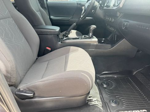 Used 2019 Toyota Tacoma TRD Sport w/ Technology Package AWD/4WD image 16