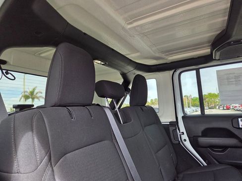Used 2023 Jeep Wrangler Sahara AWD/4WD image 14