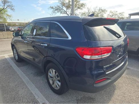 Used 2016 Kia Sorento LX w/ LX Convenience Package image 3