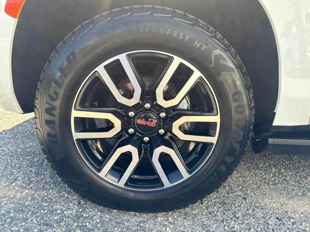 Used 2023 GMC Yukon AT4 w/ AT4 Premium Package AWD/4WD image 10