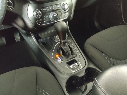 Used 2019 Jeep Cherokee Latitude w/ Popular Appearance Group FWD image 26