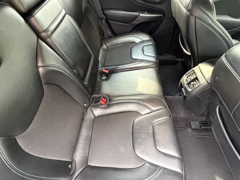 Used 2019 Jeep Cherokee Latitude Plus FWD image 39