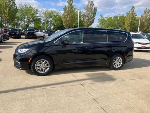Used 2025 Chrysler Pacifica Select FWD image 5