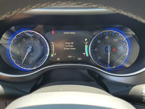 Certified 2023 Chrysler Pacifica Touring-L FWD image 12
