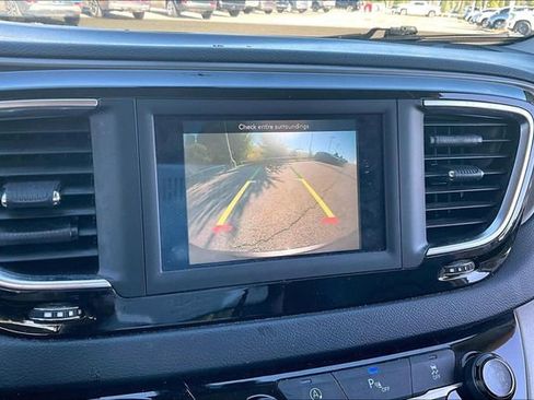 Used 2020 Chrysler Pacifica Touring-L image 21