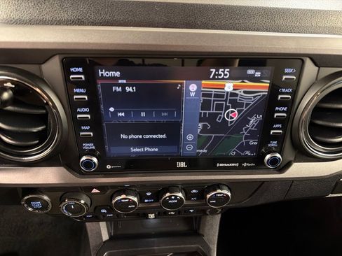 Used 2022 Toyota Tacoma TRD Off-Road w/ TRD Premium Off Road Package AWD/4WD image 10
