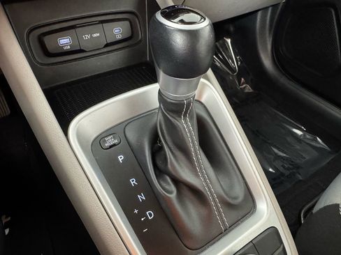 Used 2024 Hyundai Venue SEL image 24