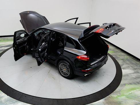 Used 2017 Porsche Cayenne Platinum Edition image 38