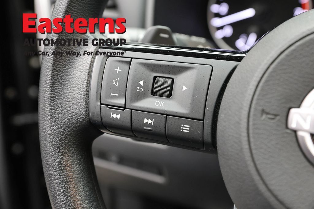 Used 2023 Nissan Rogue SV AWD/4WD image 16