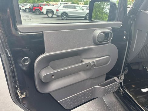 Used 2007 Jeep Wrangler Unlimited Sahara w/ Trailer Tow Group AWD/4WD image 7