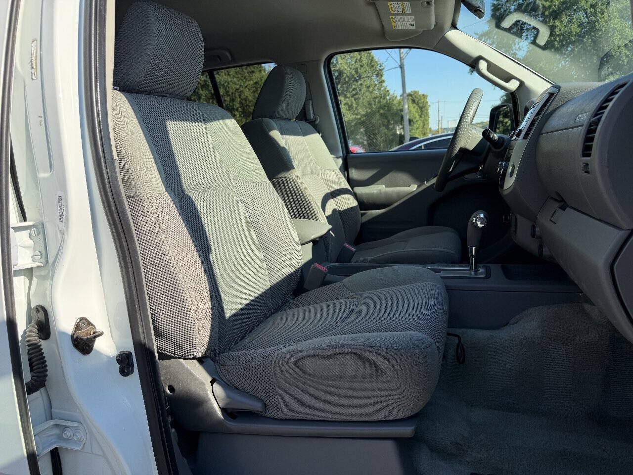 Used 2015 Nissan Frontier SV AWD/4WD image 15