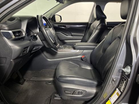 Used 2023 Toyota Highlander Platinum FWD image 12