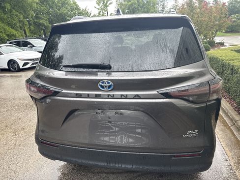 Used 2024 Toyota Sienna XLE FWD image 8
