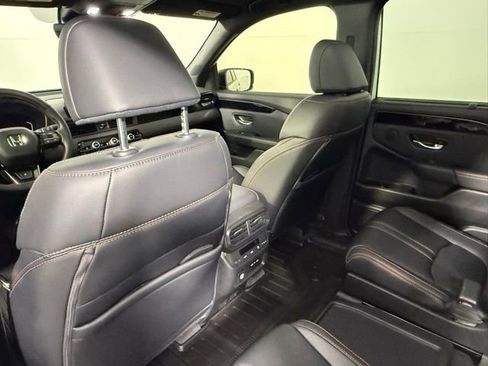 Used 2025 Honda Pilot TrailSport image 32