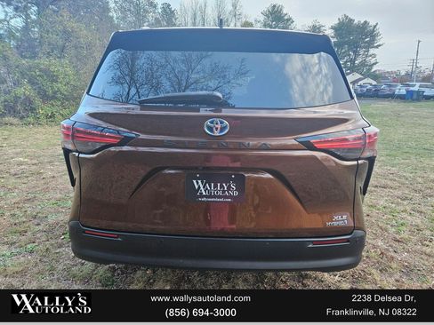 Used 2021 Toyota Sienna XLE image 4