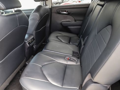 Used 2023 Toyota Highlander XLE FWD image 18