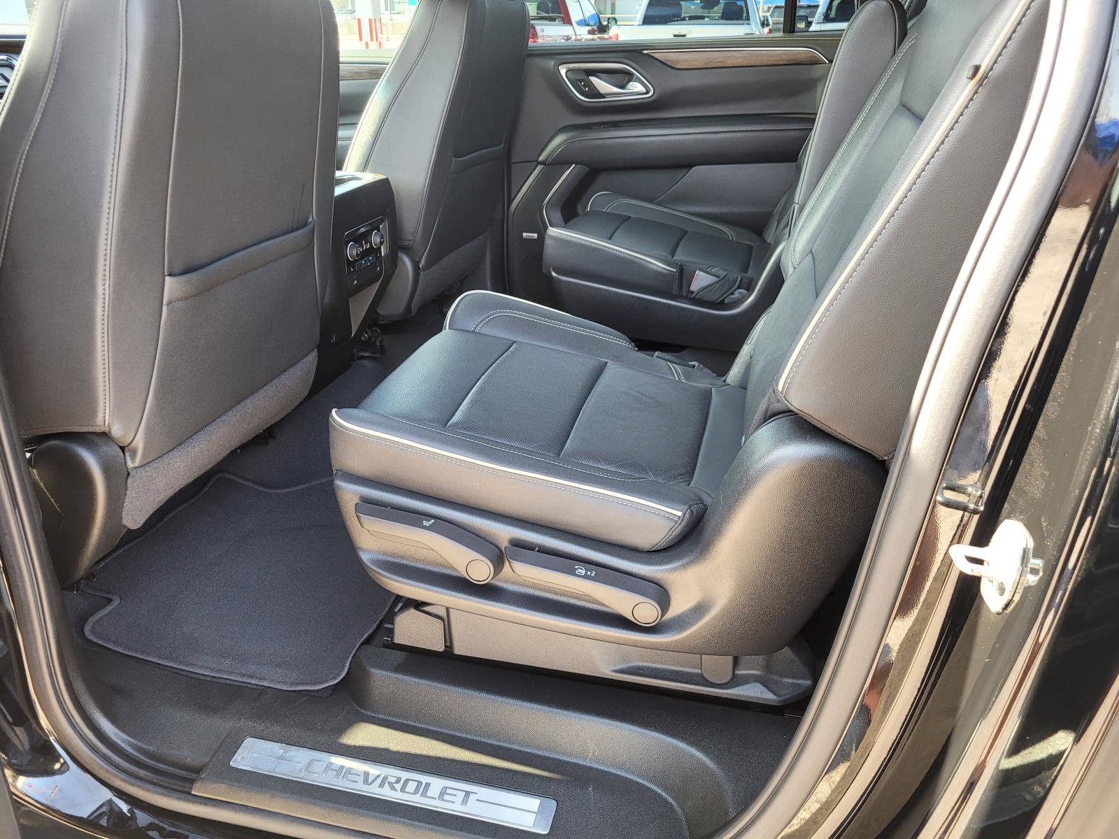 Used 2022 Chevrolet Suburban Premier AWD/4WD image 3
