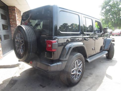Used 2025 Jeep Wrangler Unlimited Sahara w/ Dual Top Group AWD/4WD image 10