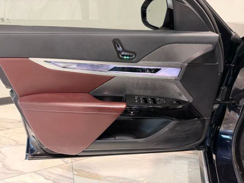 Used 2025 BMW 760i xDrive w/ Executive Package image 24