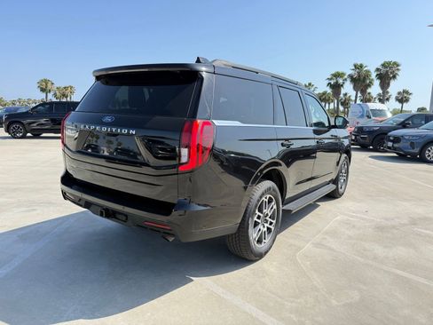 Used 2025 Ford Expedition Active RWD image 3