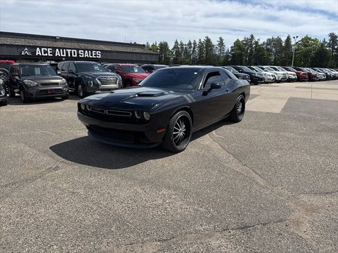 Used 2015 Dodge Challenger SXT RWD image 1