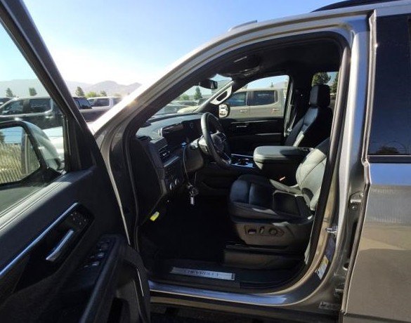 Used 2025 Chevrolet Suburban Z71 AWD/4WD image 2