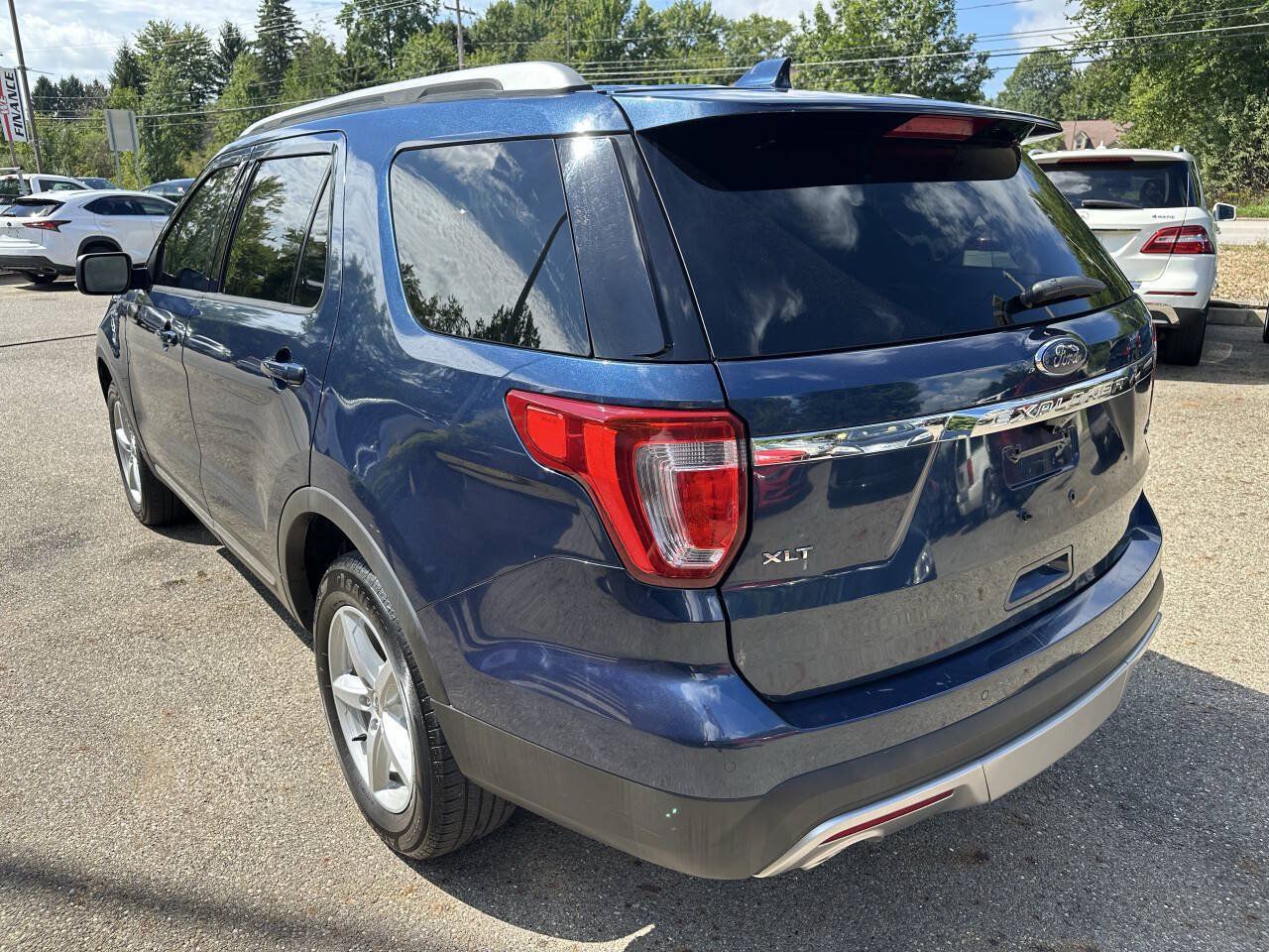 Used 2016 Ford Explorer XLT w/ Equipment Group 202A AWD/4WD image 4