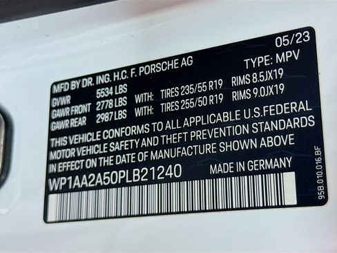 Certified 2023 Porsche Macan image 32