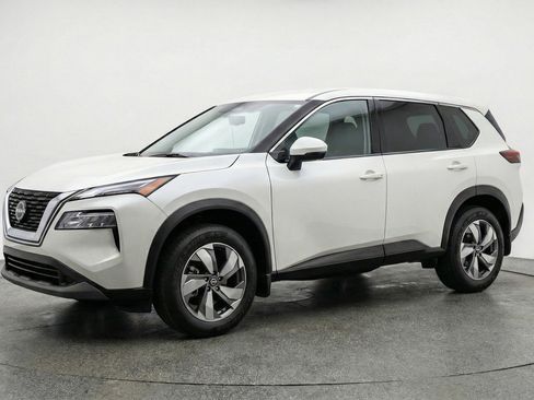 Used 2025 Nissan Rogue SV image 3