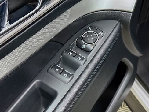 Used 2016 Ford Explorer XLT w/ Equipment Group 201A FWD image 17