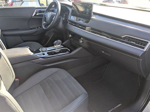 Used 2025 Mitsubishi Outlander SE image 40