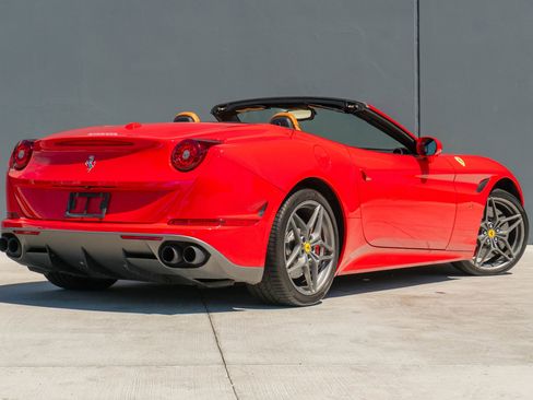 Used 2017 Ferrari California T image 8