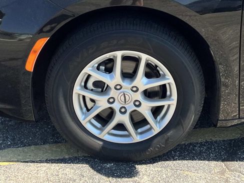 Used 2023 Chrysler Pacifica Touring-L FWD image 25