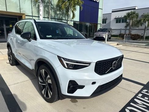 Used 2024 Volvo XC40 B5 Plus AWD/4WD image 1