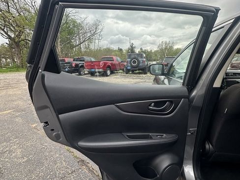 Used 2021 Nissan Rogue Sport S image 13