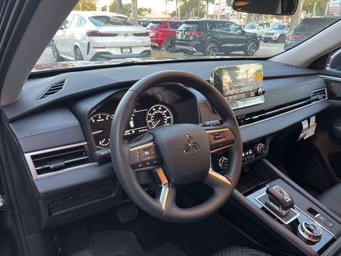 Used 2024 Mitsubishi Outlander ES image 6