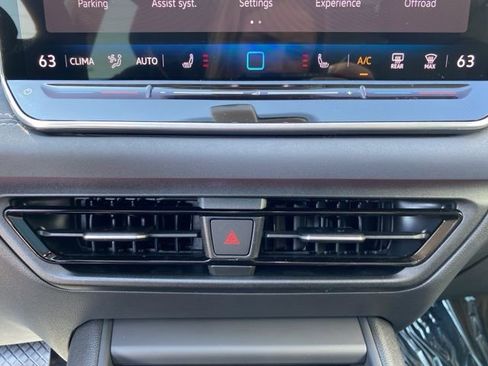 New 2025 Volkswagen Tiguan SE AWD/4WD image 37