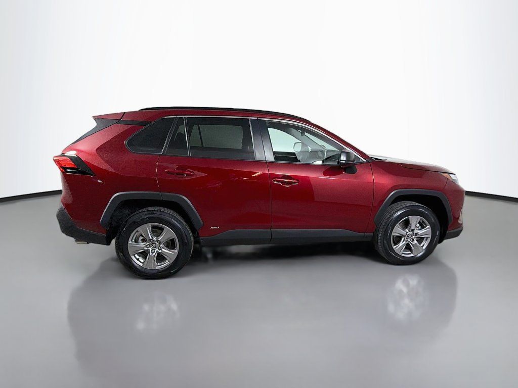 Used 2025 Toyota RAV4 LE AWD/4WD image 5