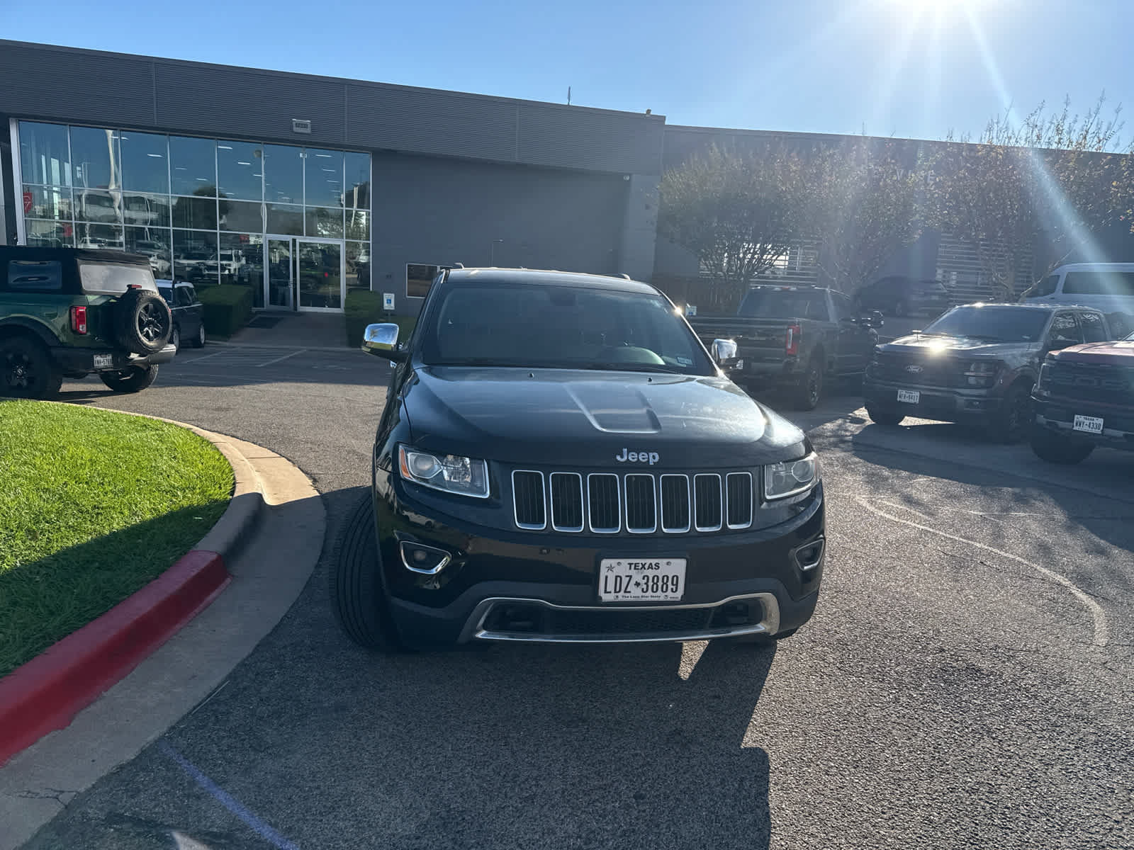 Used 2015 Jeep Grand Cherokee Limited AWD/4WD image 2