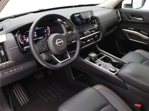 Used 2023 Nissan Pathfinder Platinum image 12