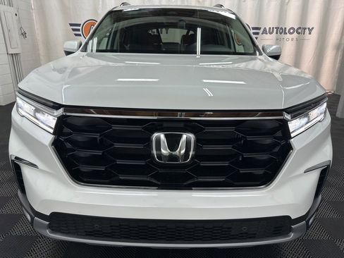 Used 2025 Honda Pilot Touring image 3
