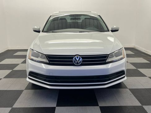 Used 2017 Volkswagen Jetta SE image 2