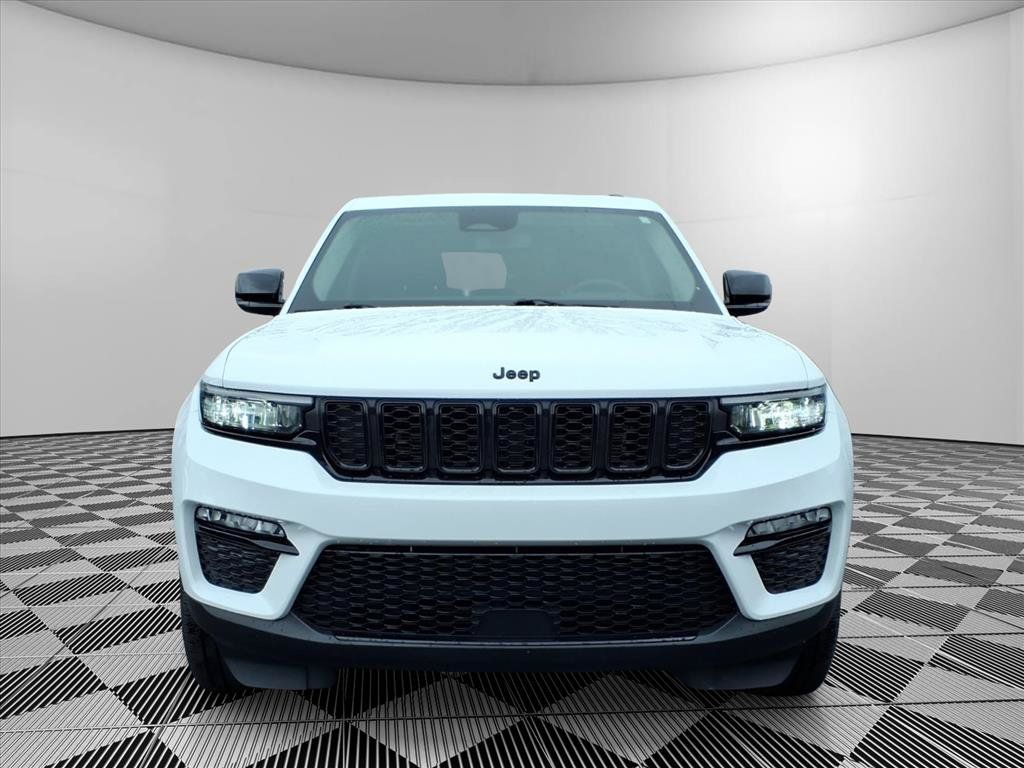 Used 2023 Jeep Grand Cherokee Limited w/ Luxury Tech Group II AWD/4WD image 2