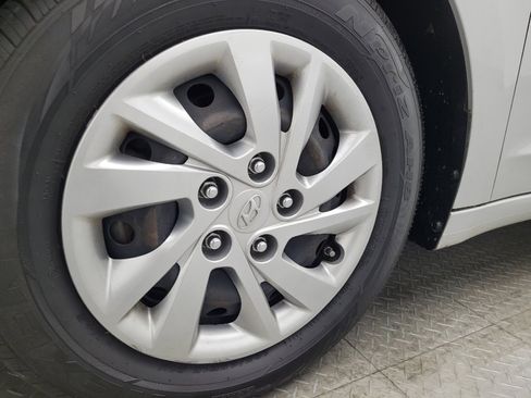 Used 2019 Hyundai Elantra SE image 31