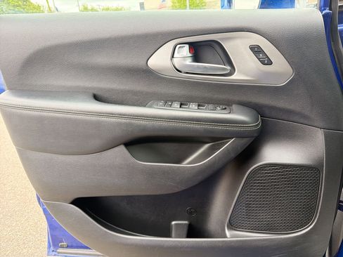 Used 2020 Chrysler Pacifica Touring-L AWD/4WD image 37